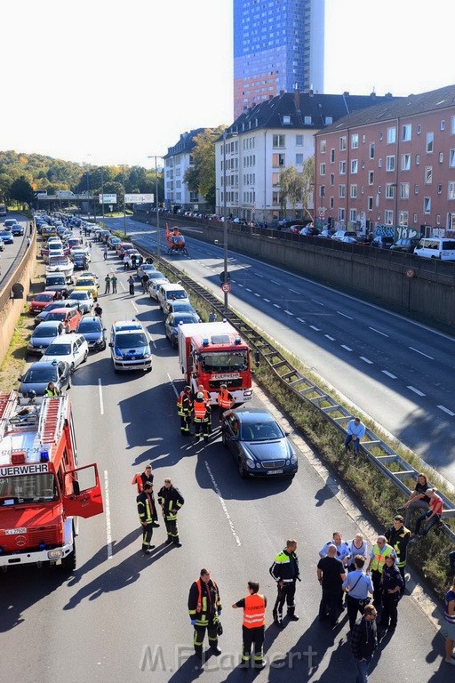 Einsatz BF Koeln Christoph 3 auf der A 57 Rich Neuss P19.jpg